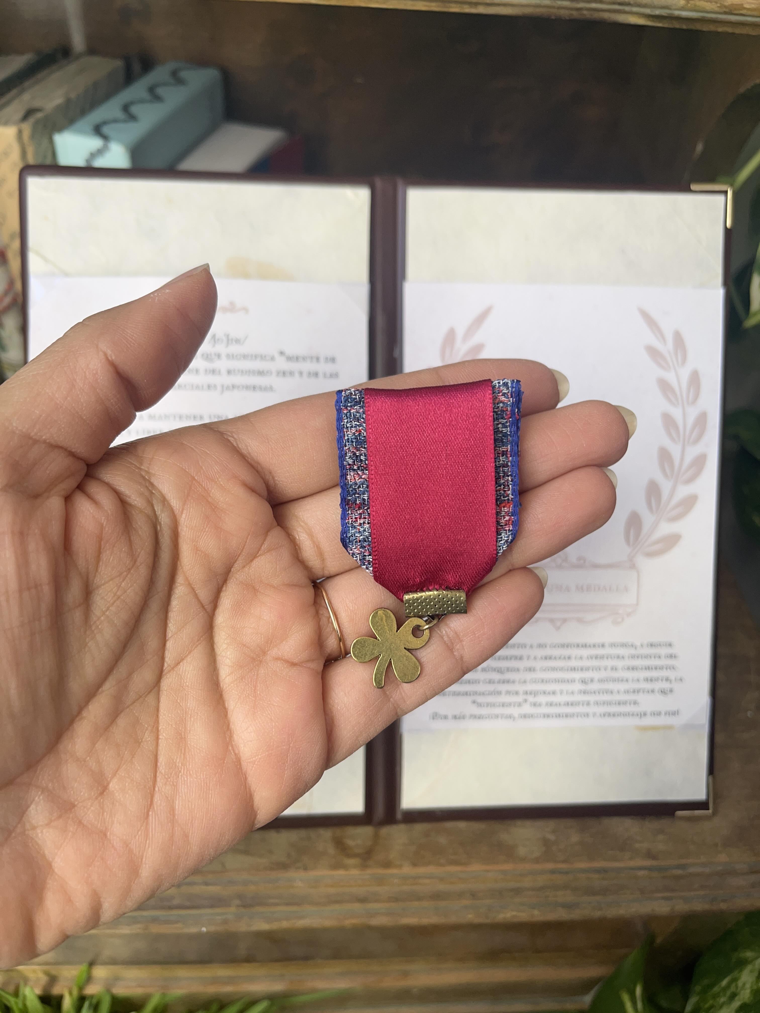 Medalla en mano
