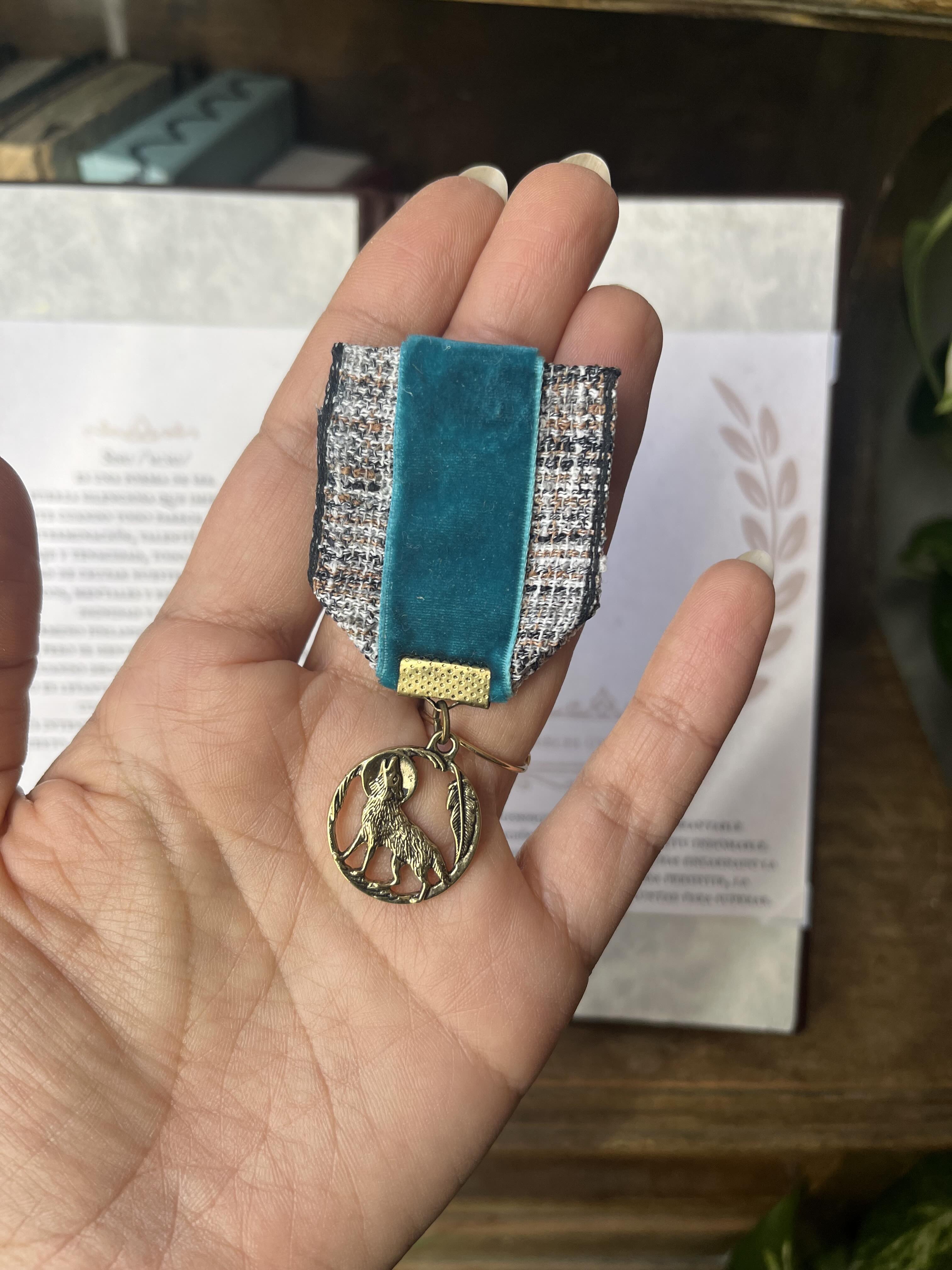 Medalla en mano